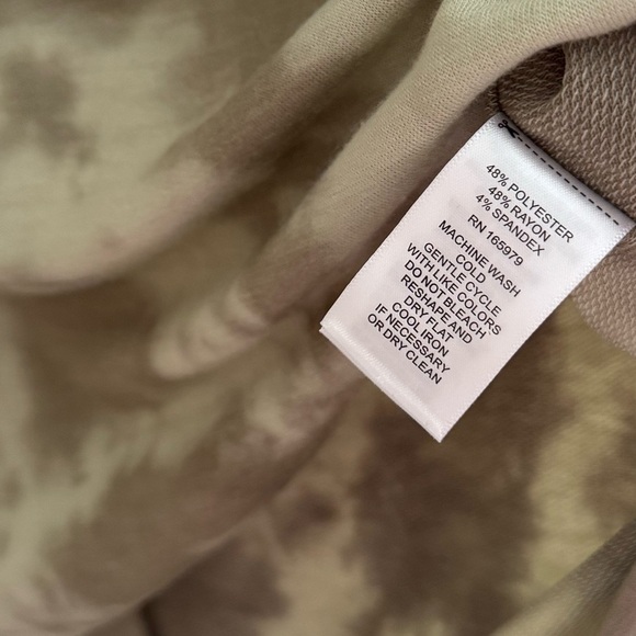 Cupio Women’s V Neck Short Sleeve Shirt Size Small NWT Green Tie Dye - Picture 5 of 5